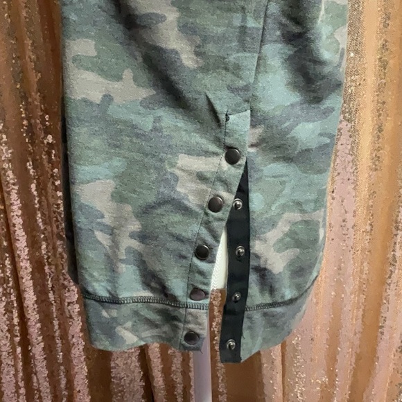 Camo Side Snaps Weekender Top - Picture 6 of 12